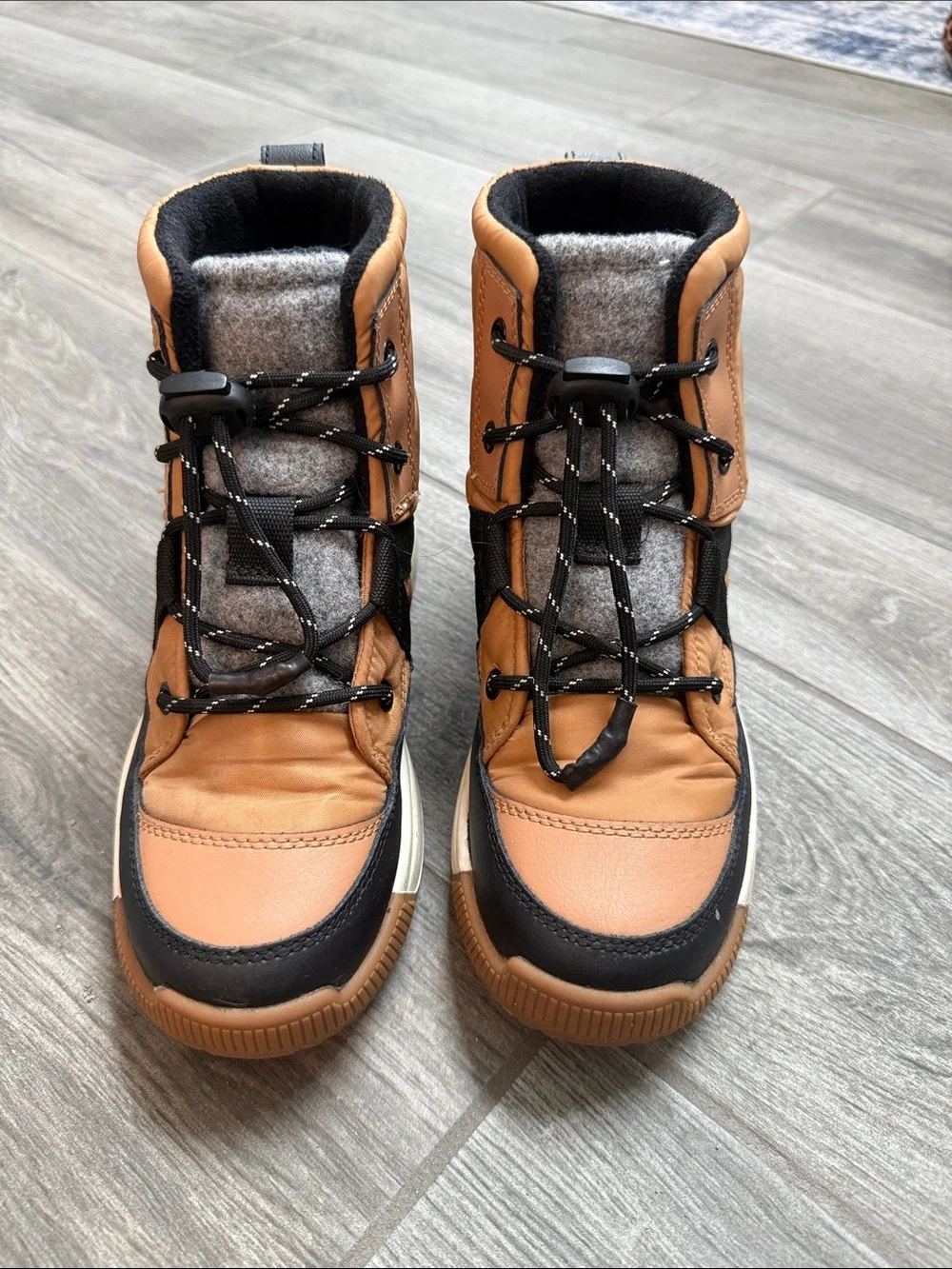 Sorel Kids Tan and Black Waterproof Lace-Up Boots. Excellent condition! Size 5!